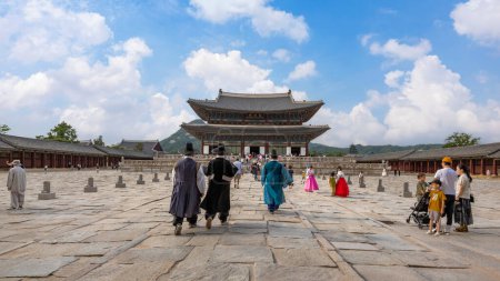 Téléchargez les photos : Palais Gyeongbokgung, Séoul, Corée du Sud : 17 juin 2023 : Palais Gyeongbokgung le célèbre monument de la Corée du Sud avec de nombreux voyageurs en vacances - en image libre de droit