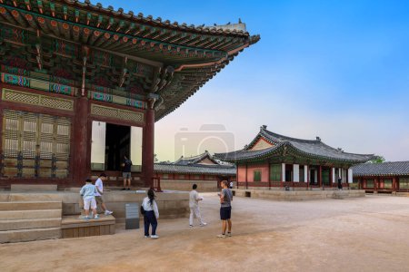 Téléchargez les photos : Palais Gyeongbokgung, Séoul, Corée du Sud : 17 juin 2023 : Palais Gyeongbokgung le célèbre monument de la Corée du Sud avant l'heure de fermeture avec le voyageur dans le ciel couchant - en image libre de droit