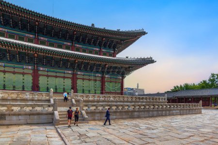 Téléchargez les photos : Palais Gyeongbokgung, Séoul, Corée du Sud : 17 juin 2023 : Palais Gyeongbokgung le célèbre monument de la Corée du Sud avant l'heure de fermeture avec le voyageur dans le ciel couchant - en image libre de droit