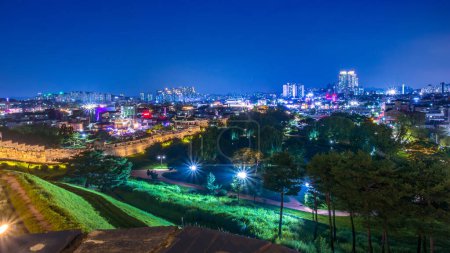 Téléchargez les photos : Forteresse de Hwaseong, avec vue sur la ville de Suwon la nuit. Ce lieu historique est le célèbre patrimoine mondial de l'Unesco à Suwon, en Corée du Sud. - en image libre de droit