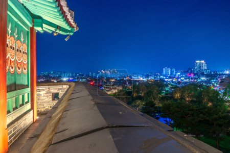 Téléchargez les photos : Forteresse de Hwaseong, avec vue sur la ville de Suwon la nuit. Ce lieu historique est le célèbre patrimoine mondial de l'Unesco à Suwon, en Corée du Sud. - en image libre de droit