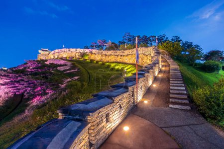 Téléchargez les photos : La promenade sur le haut du mur de la forteresse de Hwaseong, la nuit avec une belle lumière décorée. Ce lieu historique est le célèbre patrimoine mondial de l'Unesco à Suwon, en Corée du Sud. - en image libre de droit