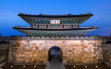 Téléchargez les photos : La porte Janganmun de la forteresse de Hwaseong au crépuscule. Ce célèbre site historique est un site du patrimoine mondial de l'UNESCO, Il était presque l'ancienne capitale de la Corée. - en image libre de droit