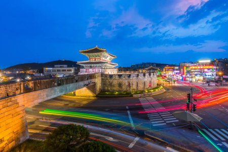 Téléchargez les photos : Suwon, Corée du Sud : 30 juillet 2023 : Porte Janganmun de la forteresse de Hwaseong au crépuscule. Ce célèbre site historique est un site du patrimoine mondial de l'UNESCO, Il était presque l'ancienne capitale de la Corée. - en image libre de droit