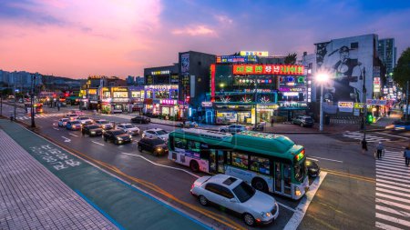 Foto de Suwon, Corea del Sur: 30 de julio de 2023: El tráfico en la calle opesite de la Puerta de Janganmun de la Fortaleza de Suwon Hwaseong al anochecer. - Imagen libre de derechos
