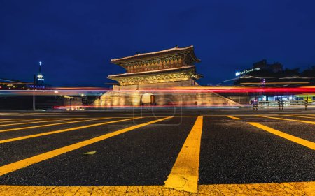 Téléchargez les photos : Séoul, Corée du Sud, 22 juillet 2023 : Heunginjimun Gate la nuit l'architecture historique de la ville voisine Dongdaemun design plaza. - en image libre de droit