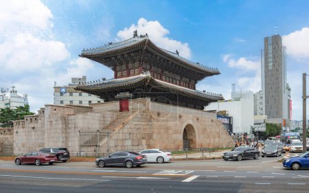 Téléchargez les photos : Séoul, Corée du Sud, 22 juillet 2023 : Conditions de circulation autour de Heunginjimun Gate ou Dongdaemun Gate, l'architecture historique près de Dongdaemun Design Plaza (DDP). - en image libre de droit