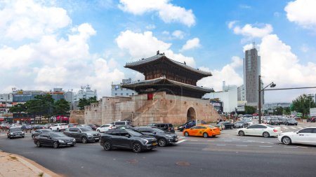 Téléchargez les photos : Séoul, Corée du Sud, 22 juillet 2023 : Conditions de circulation autour de Heunginjimun Gate ou Dongdaemun Gate, l'architecture historique près de Dongdaemun Design Plaza (DDP). - en image libre de droit