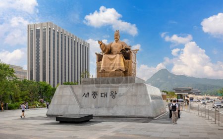 Foto de Seúl, Corea del Sur: 02 de junio 2023: Estatua del Rey Sejong el Grande en la Plaza Gwanghawmun es un hito importante de Corea del Sur frente al Palacio Gyeongbokgung. - Imagen libre de derechos
