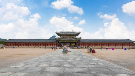 Téléchargez les photos : Séoul, Corée du Sud : 2 juillet 2023 : Gyeongbokgung Palace est un monument historique célèbre, les visiteurs peuvent visiter gratuitement s'ils portent des costumes nationaux coréens ou hanbok. - en image libre de droit