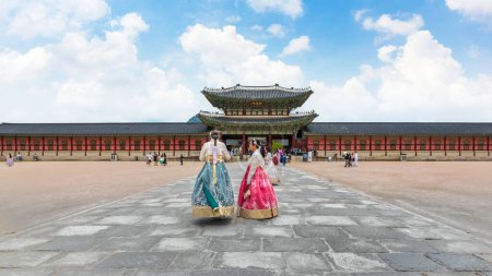 Foto de Seúl, Corea del Sur: 2 de julio de 2023: Gyeongbokgung Palace is a famous historical landmark, The Visitors can visit for free if they wear Korean national costumes or hanbok. - Imagen libre de derechos