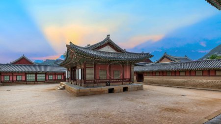 Foto de El complejo de palacio o palacios y salas más pequeños dentro del Palacio Gyeongbokgung son el patrimonio cultural y el famoso punto de referencia cuando se viaja a Corea del Sur. - Imagen libre de derechos
