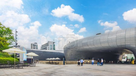 Foto de Seúl, Corea del Sur: 22 de julio de 2023: Arquitectura moderna de Dongdaemun Design Plaza o DDP, Esta Plaza es el famoso hito del diseño Moderness de Seúl, Corea del Sur. - Imagen libre de derechos
