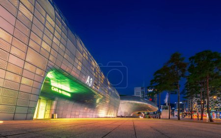 Téléchargez les photos : Séoul, Corée du Sud : 22 juillet 2023 : Architecture moderne de Dongdaemun Design Plaza ou DDP la nuit, Ce Plaza est le célèbre monument de la modernité de Séoul, Corée du Sud. - en image libre de droit