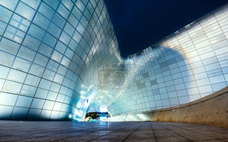 Téléchargez les photos : Séoul, Corée du Sud : 22 juillet 2023 : Architecture moderne de Dongdaemun Design Plaza ou DDP la nuit, Ce Plaza est le célèbre monument de la modernité de Séoul, Corée du Sud. - en image libre de droit