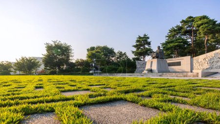 Téléchargez les photos : Séoul, Corée du Sud 19 juillet 2023 - Statue de Lee Si-yeong, le premier vice-président de la Corée du Sud, au Namsan Park dans le magnifique coucher de soleil du soir. - en image libre de droit