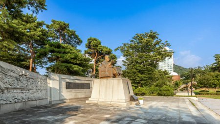 Foto de Seúl, Corea del Sur 19 de julio de 2023 - Estatua de Lee Si-yeong, el primer vicepresidente de Corea del Sur, en Namsan Park en la hermosa puesta de sol de la noche. - Imagen libre de derechos
