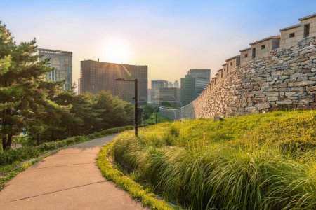 Foto de Seúl, Corea del Sur: 19 de julio de 2023: Pasarela Namsan Park con la pared de piedra al atardecer, Desde este punto de observación público, se puede ver una hermosa vista y la Torre N-Seúl. - Imagen libre de derechos