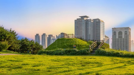 Téléchargez les photos : Séoul, Corée du Sud : 19 juillet 2023 : Coucher de soleil sur le belvédère du Namsan Park avec des gratte-ciel modernes. De ce point d'observation publique, vous pouvez voir une belle vue et la tour N-Séoul. - en image libre de droit