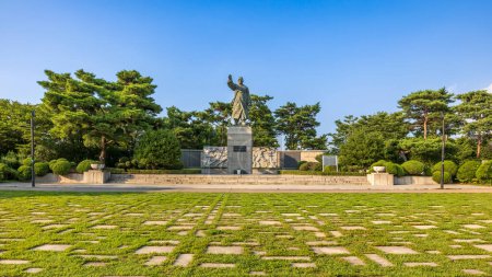 Photo for Seoul, South Korea: July 19, 2023: Statue of Kim Gu at Baekbeom Square in Namsan Park; Kim Gu was a leader among politicians and a symbol of the patriotic spirit that led to Korean independence. - Royalty Free Image