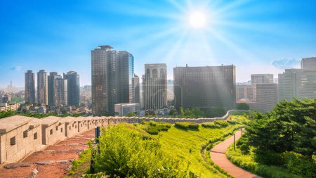 Téléchargez les photos : Séoul, Corée du Sud : 19 juillet 2023 : Parc Namsan avec un beau paysage urbain de Séoul a dans une journée ensoleillée, Vous pouvez voir une belle vue et la tour N-Séoul à ce point d'observation publique. - en image libre de droit