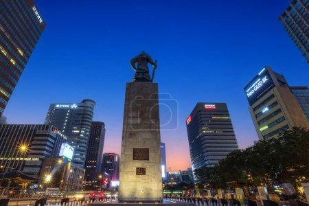 Foto de Seúl, Corea del Sur: 6 de agosto de 2023: La parte posterior de la estatua del almirante Yi Sun-shin en la plaza Gwanghwamun, situada contra el cielo nocturno, sirve como un hito importante en Corea del Sur. - Imagen libre de derechos