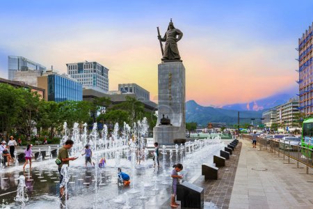 Foto de Seúl, Corea del Sur: 2 de julio de 2023: La estatua del almirante Yi Sun-shin en la plaza Gwanghwamun es un hito importante en Corea del Sur. - Imagen libre de derechos