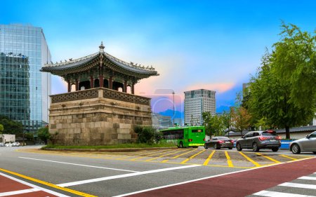 Téléchargez les photos : Séoul, Corée du Sud : 6 août 2023 : L'ancienne tour de guet du palais Gyeongbokgung, nommée Dongsipjagak, est située à l'angle est des murs du palais et est considérée comme un trésor culturel et historique de la Corée du Sud.. - en image libre de droit