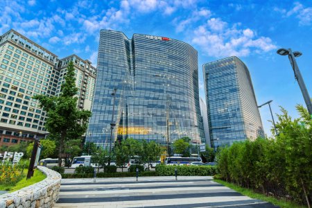 Téléchargez les photos : Séoul, Corée du Sud : 6 août 2023 : Les Twin Tree Towers, près du palais Gyeongbokgung, présentent une architecture moderne avec une façade en verre lisse et une vieille forme de tronc d'arbre. - en image libre de droit