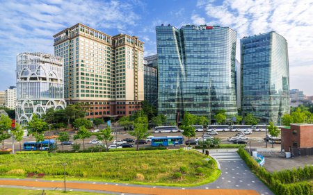 Téléchargez les photos : Séoul, Corée du Sud : 2 juillet 2023 : Les Twin Tree Towers, près du palais Gyeongbokgung, présentent une architecture moderne avec une façade en verre lisse et une vieille forme de tronc d'arbre. - en image libre de droit