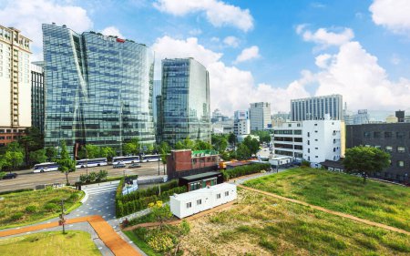 Foto de Seúl, Corea del Sur: 2 de julio de 2023: Las Torres Gemelas del Árbol, cerca del Palacio Gyeongbokgung, muestran una arquitectura moderna con una fachada de vidrio liso y una forma de tronco de árbol viejo. - Imagen libre de derechos