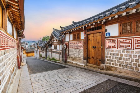Foto de Seúl, Corea del Sur: 2 de julio de 2023: Bukchon Hanok Village es un barrio residencial en Seúl, Corea del Sur, donde hay muchas casas coreanas tradicionales restauradas, lo que lo convierte en un destino turístico popular.. - Imagen libre de derechos
