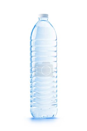 Foto de PET transparente en blanco Embalaje plástico de agua potable aislado sobre un fondo blanco con recorrido de recorte - Imagen libre de derechos