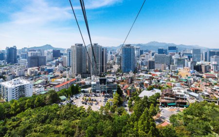Foto de Seúl, Corea del Sur, 17 de junio de 2023: La vista de la ciudad desde el teleférico mientras asciende a la Torre N-Seúl, un destino turístico popular en Seúl. - Imagen libre de derechos