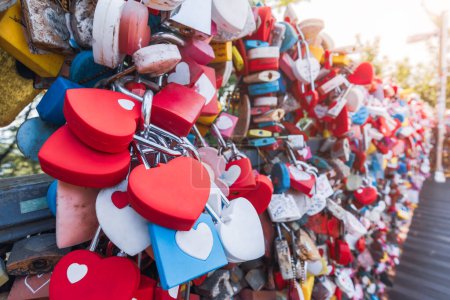 Foto de Cerraduras de amor en N-Seúl Tower, Seúl, Corea del Sur, simbolizan el amor eterno con mensajes inscritos, exhibidos colectivamente en este popular destino turístico. - Imagen libre de derechos