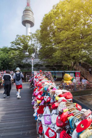 Foto de Seúl, Corea del Sur, 17 de junio de 2023: Cerraduras de amor en la Torre N-Seúl, simbolizan el amor eterno con mensajes inscritos, exhibidos colectivamente en este popular destino turístico. - Imagen libre de derechos