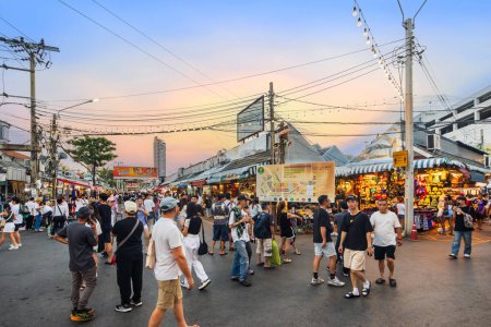 Téléchargez les photos : Bangkok, Thaïlande - 16 décembre 2023 : Le marché du week-end de Chatuchak, avant le coucher du soleil, devient de plus en plus bondé de gens et de touristes qui viennent faire du shopping, surtout après que ce fut calme en raison de la pandémie COVID-19. - en image libre de droit