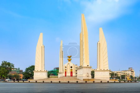 Téléchargez les photos : Bangkok, Thaïlande - 16 février 2013 : Le monument de la démocratie, symbole de la démocratie thaïlandaise, se trouve au Ratchadamnoen Circle, un point de repère clé dans le cœur de la ville. - en image libre de droit