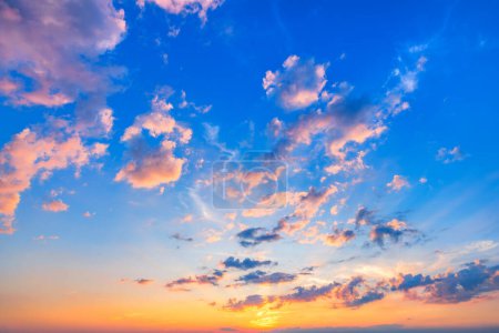 Téléchargez les photos : Beau ciel couchant dans des nuages multicolores et duveteux - en image libre de droit