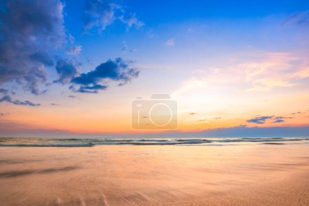 Foto de Paisaje marino tranquilo con un hermoso cielo al atardecer en varios colores y nubes esponjosas. - Imagen libre de derechos