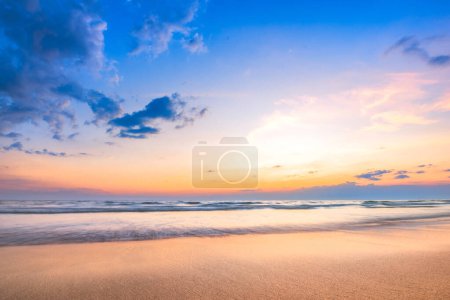 Téléchargez les photos : Paysage marin calme avec un beau ciel couchant dans des nuages multicolores et duveteux. - en image libre de droit