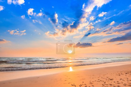 Téléchargez les photos : Beau ciel calme au coucher du soleil dans des nuages multicolores et duveteux sur le paysage marin - en image libre de droit