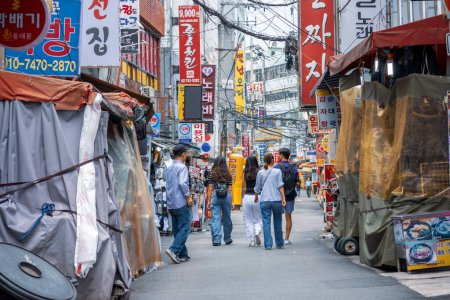 Foto de Seúl, Corea del Sur: 22 de julio de 2023: Un animado mercado callejero coreano con carteles vibrantes, vendedores y compradores que muestran la vida urbana. - Imagen libre de derechos