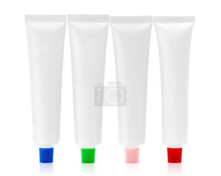 Foto de Tubo de pasta de dientes blanco de embalaje en blanco para el diseño del producto de cuidado oral maqueta aislada sobre fondo blanco con camino de recorte - Imagen libre de derechos