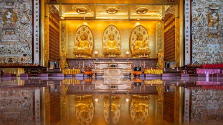 Téléchargez les photos : Statue bouddhiste à l'intérieur du temple de style taïwanais nommé Fo Guang Shan Thaihua, situé dans le district de Khlong Sam Wa, Bangkok, Thaïlande, est magnifiquement décoré avec l'art bouddhiste Mahayana. - en image libre de droit