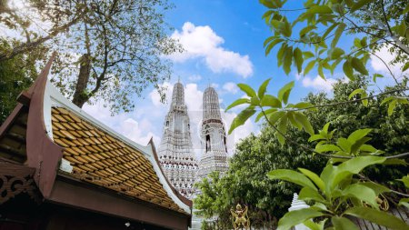 Téléchargez les photos : Wat Arun stupa ou Wat Arun Ratchawararam Ratchawaramahawihan ou Le Temple de l'Aube est la belle architecture antique point de repère de Bangkok sur le côté de la rivière Chao Phraya, Bangkok, Thaïlande - en image libre de droit