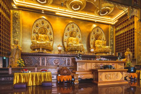 Téléchargez les photos : Statue bouddhiste à l'intérieur du temple de style taïwanais nommé Fo Guang Shan Thaihua, situé dans le district de Khlong Sam Wa, Bangkok, Thaïlande, est magnifiquement décoré avec l'art bouddhiste Mahayana. - en image libre de droit