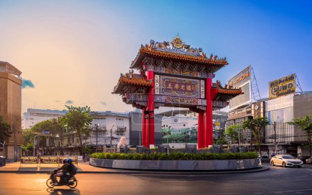 Téléchargez les photos : Yaowarat Bangkok, Thaïlande. 15 avril 2024 : Le Cercle Odéen, également connu sous le nom de Porte Chinatown au lever du soleil, est un repère notable au début de Yaowarat Road. - en image libre de droit