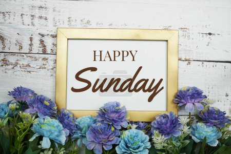 Foto de Mensaje de texto del domingo feliz con decoración de flores sobre fondo de madera - Imagen libre de derechos