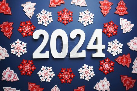 Foto de Feliz Año Nuevo 2024 letra del alfabeto con la decoración de Navidad sobre fondo azul - Imagen libre de derechos